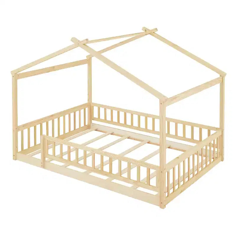 Letto Montessori a terra matrimoniale con struttura in legno a casetta, recinzione e design a casetta da gioco