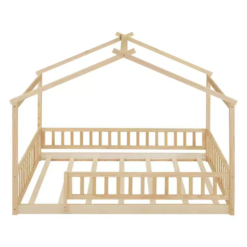 Letto Montessori a terra matrimoniale con struttura in legno a casetta, recinzione e design a casetta da gioco